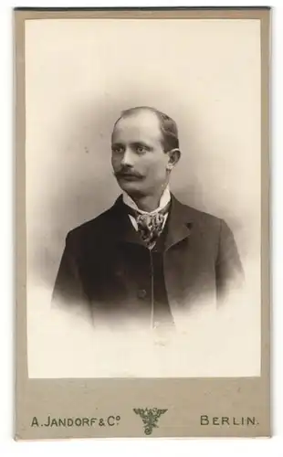 Fotografie Atelier Jandorf, Berlin, Mann mit lichtem Haar