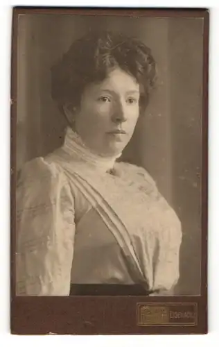 Fotografie Atelier Neuhauser, Eisenach, Frau mit heller Bluse im Profil