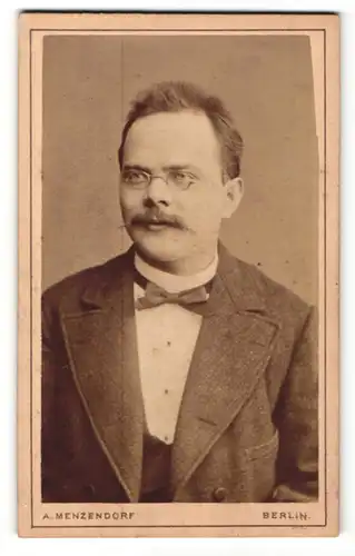 Fotografie A. Menzendorf, Berlin, Portrait bürgerlicher Herr mit Brille und Zwirbelbart