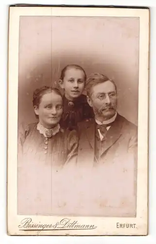 Fotografie Bissinger & Dittmann, Erfurt, Portrait kleine Familie mit einer Tochter in Sonntagskleidung