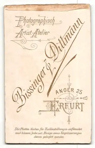 Fotografie Bissinger & Dittmann, Erfurt, Portrait kleine Familie mit einer Tochter in Sonntagskleidung