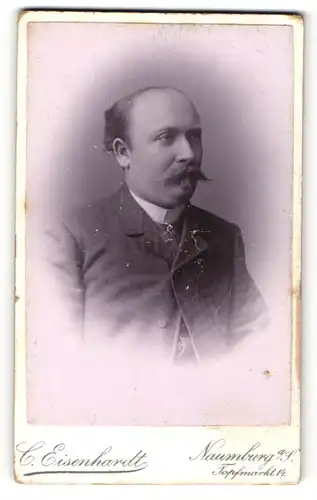 Fotografie C. Eisenhardt, Naumburg a / S., Portrait bürgerlicher Herr im eleganten Anzug mit Schnauzbart