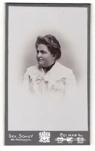 Fotografie Sev. Schoy, Colmar i / Els., Portrait junge Dame in hübscher Kleidung mit Halsband