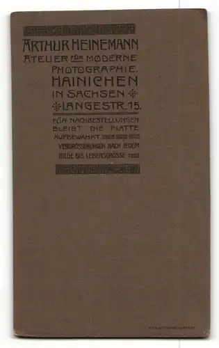 Fotografie Arthur Heinemann, Hainichen in Sachsen, Portrait junger Herr im Anzug mit Büchern an Tisch gelehnt