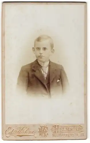 Fotografie Ed. Kühner, Helmstedt, Junge in Anzugsjacke mit Einstecktuch und Krawatte
