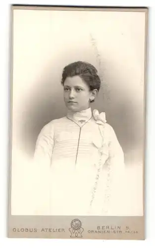 Fotografie Globus Atelier, Berlin, Mädchen in weissem durch Schleifen und Spitze verziertem Kleid