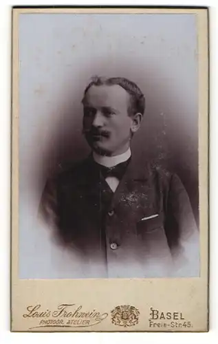 Fotografie Louis Frohwein, Basel, Portrait charmanter Herr mit Schnurrbart im Jackett