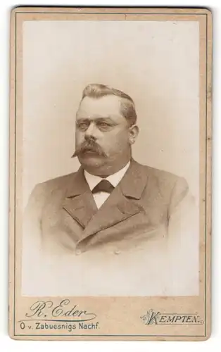 Fotografie R. Eder, Kempten, Portrait korpulenter Herr mit Schnurrbart