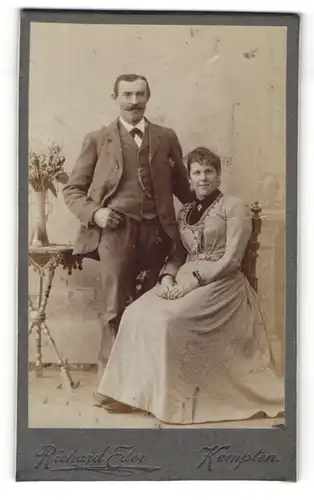 Fotografie Richard Eder, Kempten, Portrait eines elegant gekleideten Paares