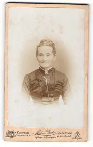 Fotografie Michael Bscher, Kempten, Portrait betagte Dame mit charmantem Lächeln