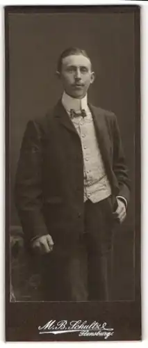 Fotografie M. B. Schultz, Flensburg, Mann trägt weisses Hemd und helle bestickte Weste und schwarzer Jacke