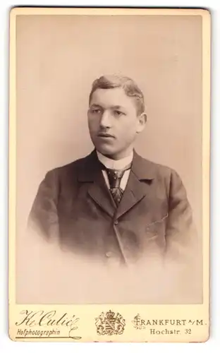 Fotografie Katharina Culié, Frankfurt a/M, Portrait junger Mann in Anzug mit Krawatte