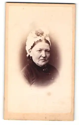Fotografie J. C. Brewer, Norwich, Ältere Dame mit dunklen Haaren und weisser Haube