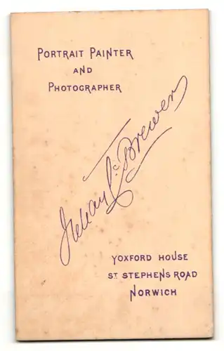 Fotografie J. C. Brewer, Norwich, Ältere Dame mit dunklen Haaren und weisser Haube