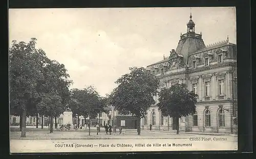 AK Coutras, Place du Château, Hôtel de Ville et le Monument