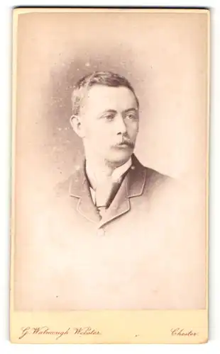 Fotografie G. Watmough Webster, Chester, Portrait junger Mann im Anzug mit Schnauzbart