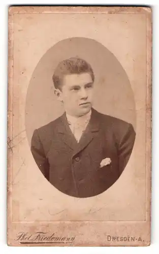 Fotografie Friedemann, Dresden, Portrait jugendlicher Knabe im Anzug mit Einstecktuch