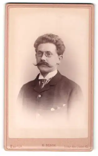 Fotografie H. Noack, Berlin, Portrait Herr im Anzug mit Schnauzbart und Zwicker