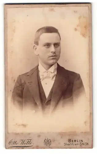 Fotografie Otto Witte, Berlin, Portrait eleganter junger Herr im Anzug mit Fliege