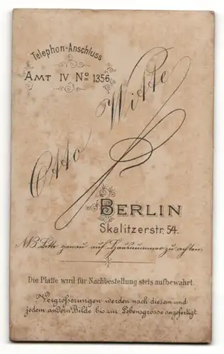 Fotografie Otto Witte, Berlin, Portrait eleganter junger Herr im Anzug mit Fliege