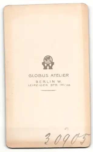 Fotografie Globus Atelier, Berlin, Portrait junge Frau in edler Bluse