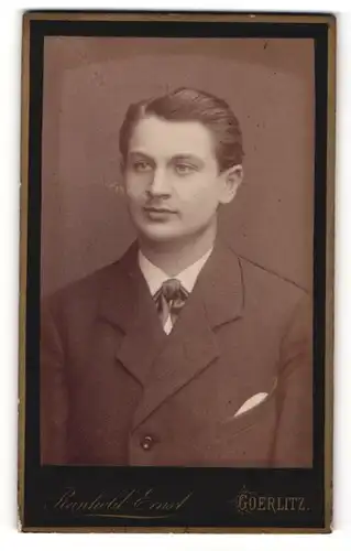 Fotografie Reinhold Ernst, Görlitz, Portrait eleganter junger Herr im Anzug
