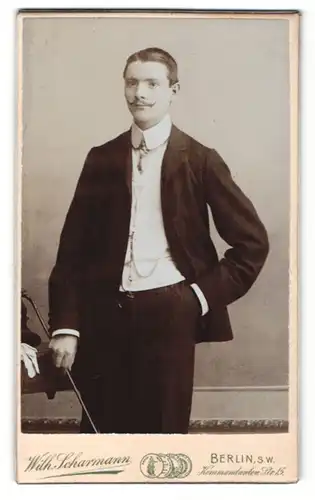 Fotografie Wilh. Scharmann, Berlin, Portrait charmanter junger Mann im eleganten Anzug