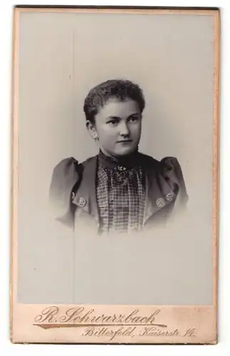 Fotografie R. Schwarzbach, Bitterfeld, Portrait brünette junge Schönheit mit lockigem Haar