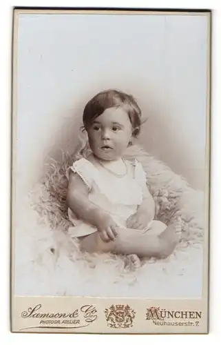 Fotografie Samson & Co., München, Portrait dunkelhaariges süsses Mädchen im weissen Hemdchen