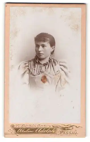 Fotografie Alphons Adolph, Passau, Portrait bildschönes Fräulein in prachtvoll geraffter Bluse