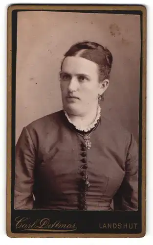 Fotografie Carl Dittmar, Landshut, Portrait elegant gekleidete Dame mit hochgestecktem Haar
