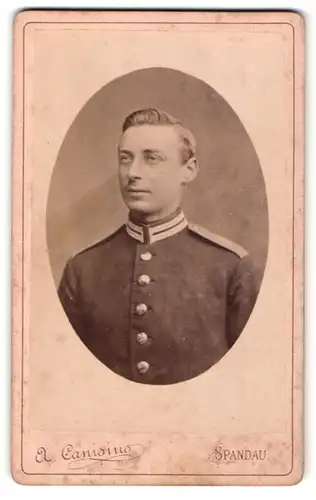 Fotografie A. Canisius, Berlin-Spandau, Portrait blonder charmanter Soldat in interessanter Uniform