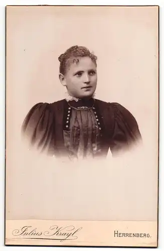 Fotografie Julius Krayl, Herrenberg, Portrait junge Frau im eleganten schwarzen Kleid