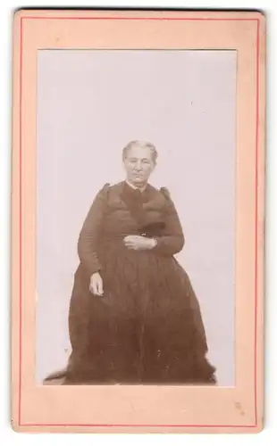 Fotografie unbekannter Fotograf und Ort, Portrait alte Frau im langen Kleid