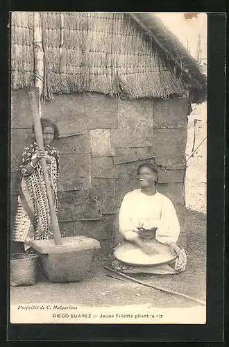 AK Diégo-Suarez, Jeune Fillette pilant le riz, Junge Frau mit einem Mörser