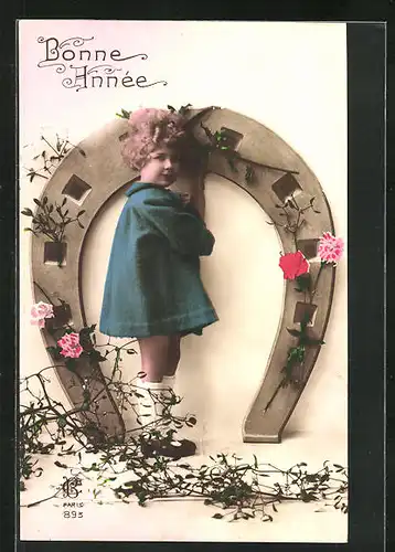 AK Mädchen steht an grossem Hufeisen