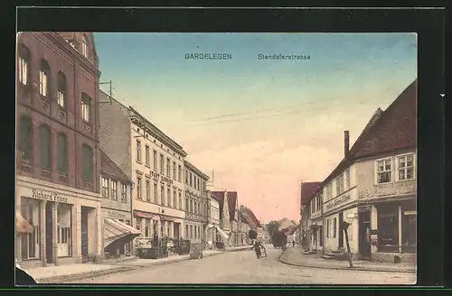 AK Gardelegen, Stendalerstrasse mit Gebäudezeile