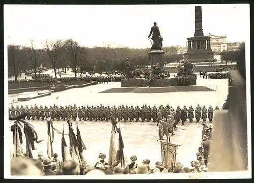 Fotografie Keystone View, Berlin, Ansicht Berlin, Volkstrauertag, Trauerzug hinter Bismarck-Denkmal & Siegessäule