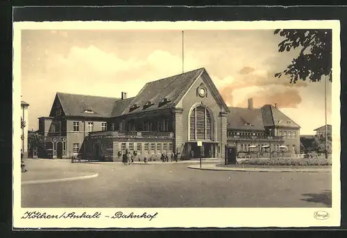 AK Köthen /Anhalt, Bahnhof mit Vorplatz