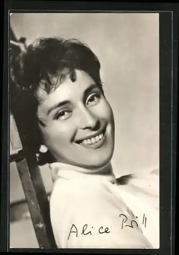 AK Schauspielerin Alice Prill lehnt lächelnd an einer Leiter