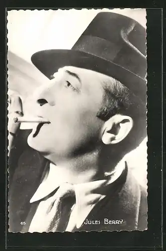 AK Schauspieler Jules Berry mit Hut und Zigarette