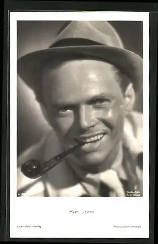 AK Schauspieler Karl John mit Hut und Pfeife