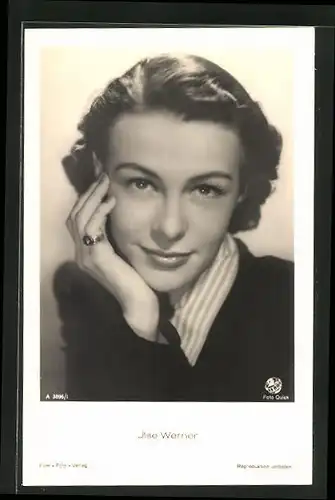 AK Schauspielerin Ilse Werner blickt fragend in die Kamera