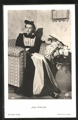AK Schauspielerin Ilse Werner in seinem Sessel sitzend
