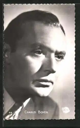 AK Schauspieler Charles Boyer mit fragendem Blick