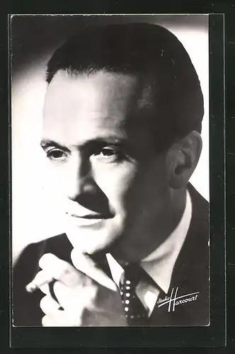 AK Schauspieler Pierre Fresnay mit Zigarette in der Hand