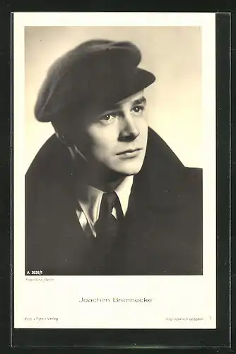 AK Schauspieler Joachim Brennecke mit Mütze und Mantel