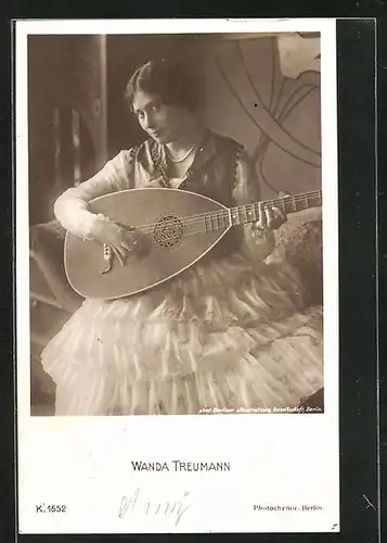 AK Schauspielerin Wanda Treumann mit Gitarre