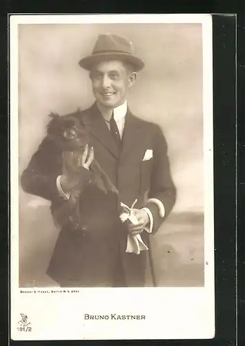 AK Schauspieler Bruno Kastner mit Hund auf dem Arm