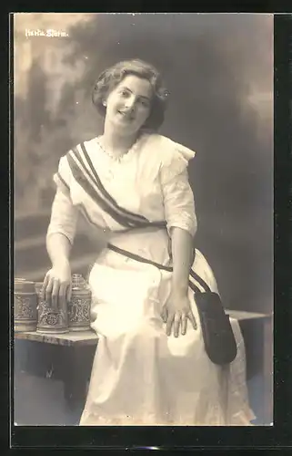 AK Schauspielerin Herta Storm mit Bierkrügen auf einem Tisch sitzend